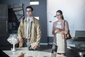 Supergirl -- "The Adventures Of Supergirl" -- Image SPG201a_0172 -- Pictured (L_R) Tyler Hoechlin as Clark and Melissa Benoist Kara -- Photo: Diyah Pera/The CW -- é 2016 The CW Network, LLC. All Rights Reserved