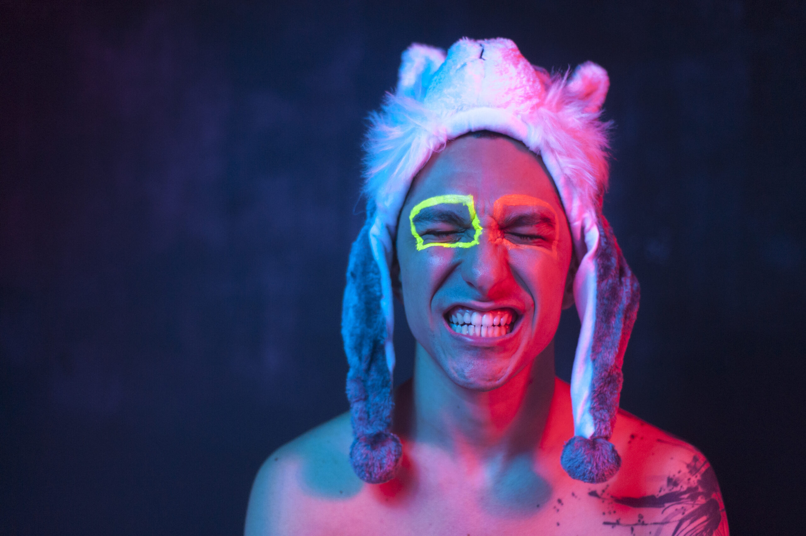 Entrevista: Danilo Leonardi fala sobre "cura gay" e sua influência para o meio LGBTQ+