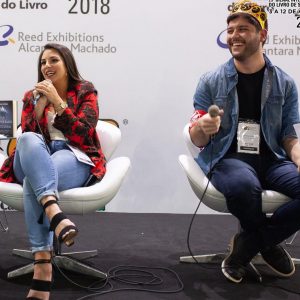 Victoria Aveyard e Leo Oliveira durante a Bienal de SP: bate-papo entre autores foi o evento mais disputado da feira.