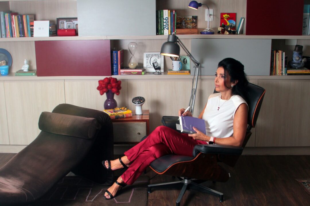 Psicanalista especializada em Covid, deitada no divã