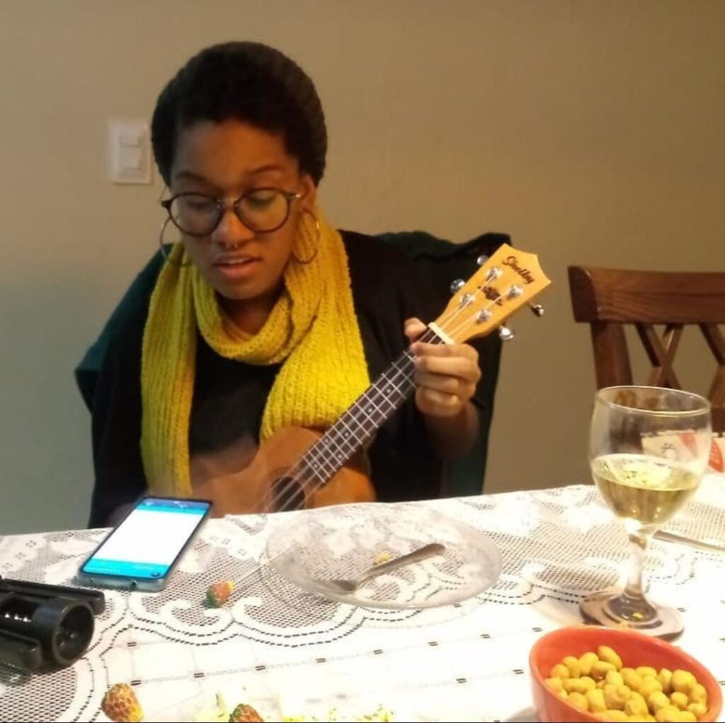 Dia do Orgulho Autista: Polyana Sá tocando ukulele - um dos hobbies preferidos