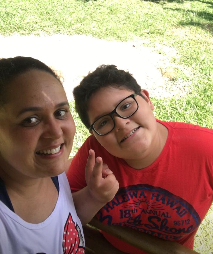 Dia do Orgulho Autista/Autismo: A mãe Josiane com o filho Heitor, de 10 anos