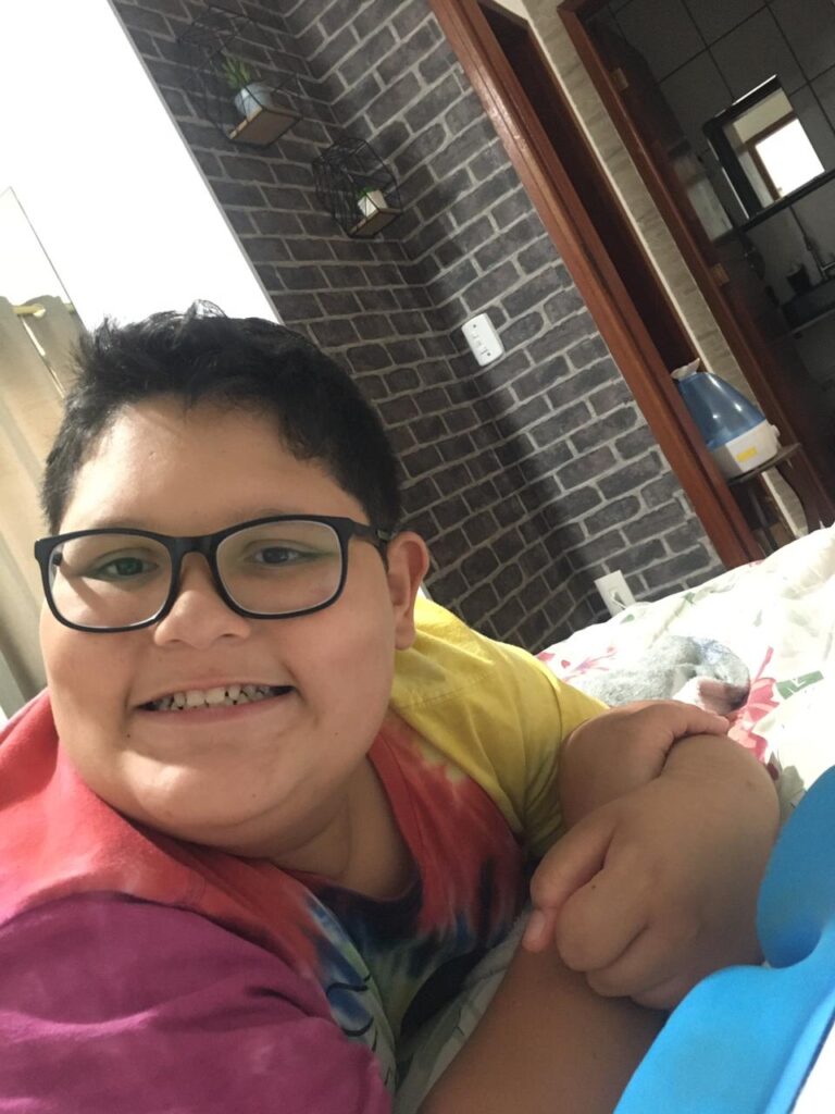 Dia do Orgulho Autista: Heitor em um dos passatempos prediletos: brincando com jogos no tablet