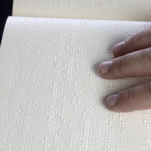 Dia Nacional do Livro: Fundação Dorina Nowill para Cegos incentiva a leitura acessível para pessoas cegas ou com baixa visão