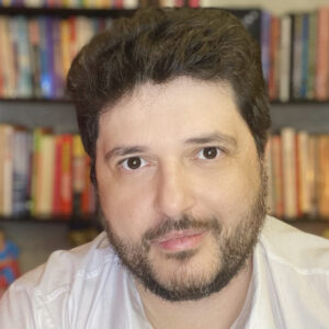 Entrevista: "Somos todos seres humanos incompletos e imperfeitos", diz escritor LGBT