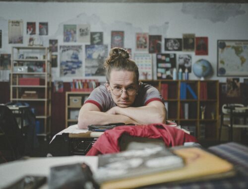 Youcom apresenta live sobre moda e música com participação do cantor Vitor Kley