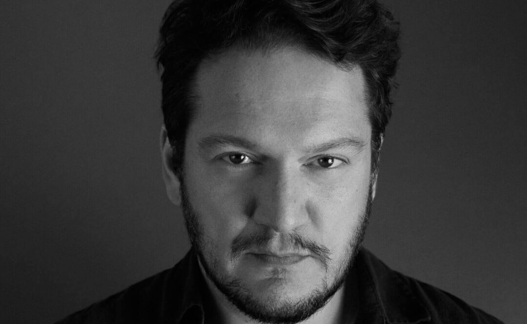 'Insânia': conheça Ravel Cabral, o ator que interpreta o misterioso policial Marques