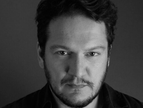 'Insânia': conheça Ravel Cabral, o ator que interpreta o misterioso policial Marques