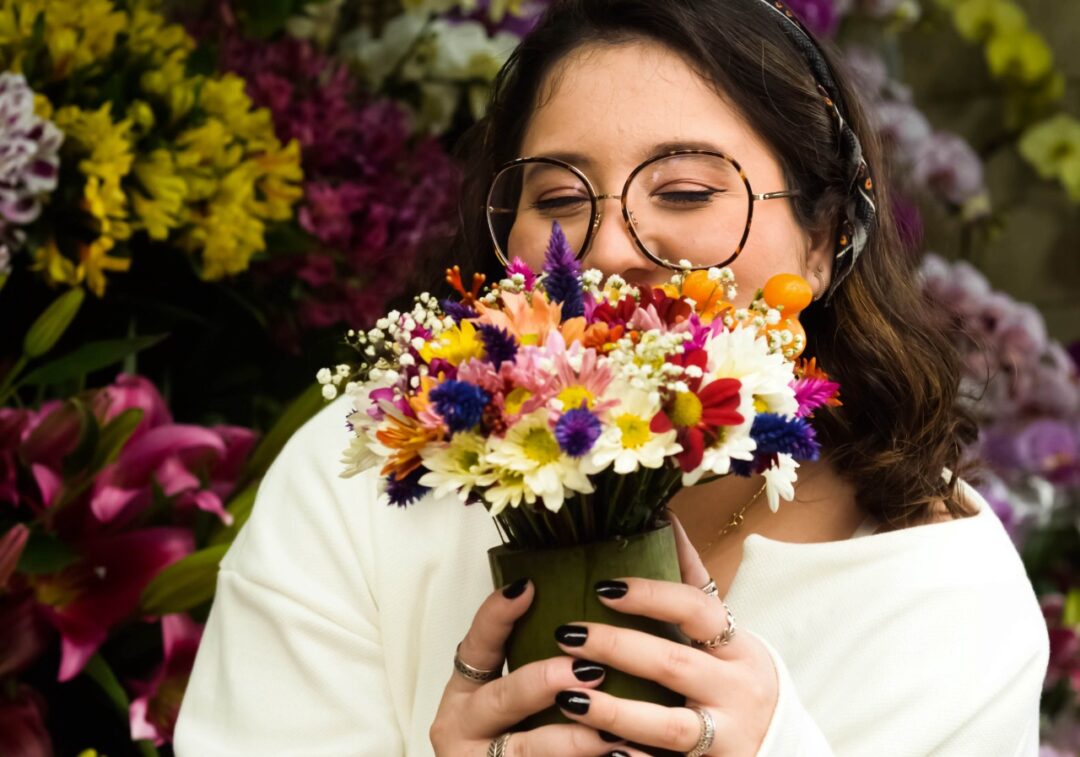 Paulistana de 20 anos transforma solidão da pandemia em livro de poesias sobre amor-próprio e superação
