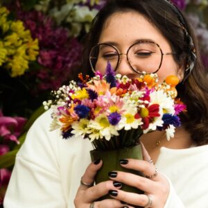 Paulistana de 20 anos transforma solidão da pandemia em livro de poesias sobre amor-próprio e superação