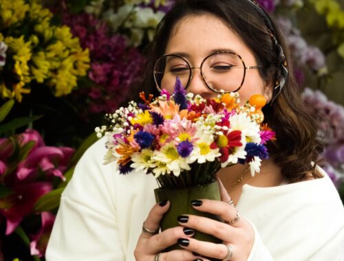 Paulistana de 20 anos transforma solidão da pandemia em livro de poesias sobre amor-próprio e superação