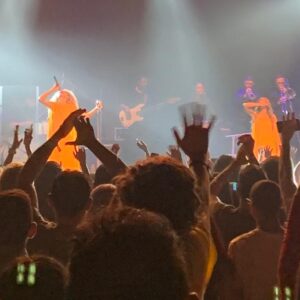 Anavitória se apresenta em São José dos Campos e inicia nova turnê com (muita) cor!