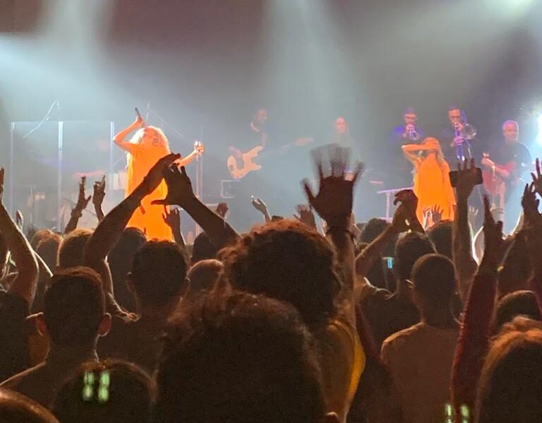 Anavitória se apresenta em São José dos Campos e inicia nova turnê com (muita) cor!