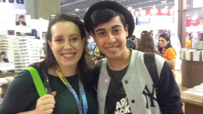 Bienal do Livro Rio confirma presença de Julia Quinn, autora da série de romances Os Bridgertons, sucesso da Netflix