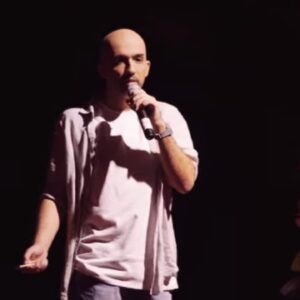 Novo livro do autor best-seller mineiro Ique Carvalho traz crônicas que refletem sobre família, luto e relacionamentos