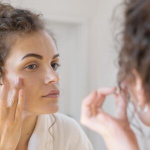 Conheça 7 hábitos para incluir na rotina e manter a pele livre de manchas