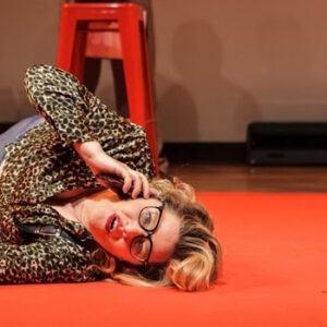 Sesc Taubaté apresenta o espetáculo "BANG!", com texto de Ana Saggese e Maíra Dvorek, neste sábado