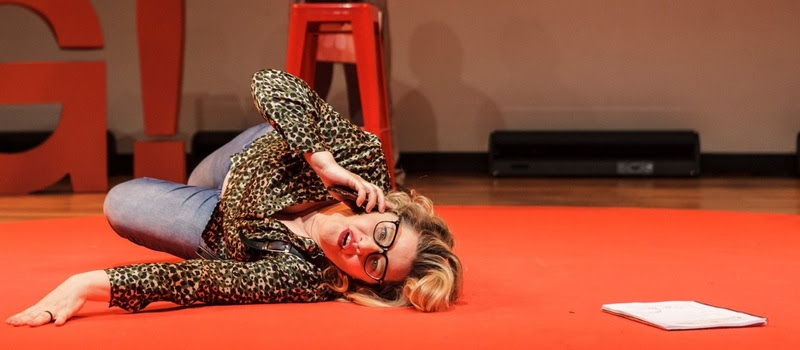 Sesc Taubaté apresenta o espetáculo "BANG!", com texto de Ana Saggese e Maíra Dvorek, neste sábado