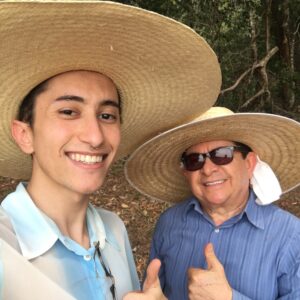 Solimões viraliza na web com flagra ao assistir pela primeira vez novo clipe de Gabeu