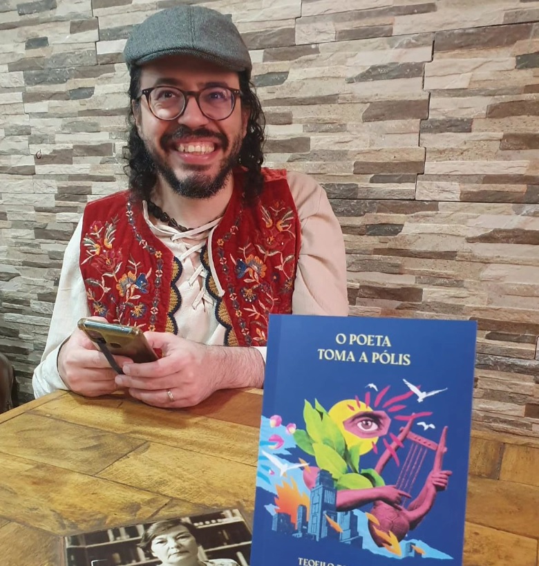 Escritor denuncia uso de religião para disseminar discurso de ódio em livro de poemas