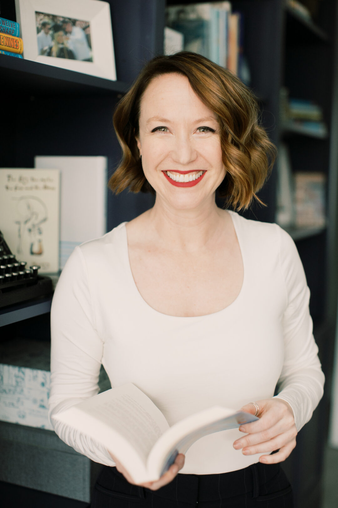 Sensação no TikTok, Lucy Score publica sequência de best-seller no Brasil