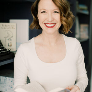 Sensação no TikTok, Lucy Score publica sequência de best-seller no Brasil