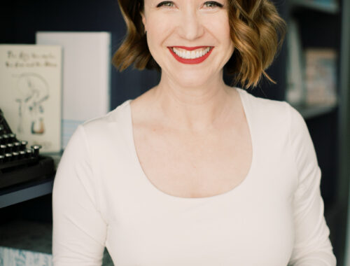 Sensação no TikTok, Lucy Score publica sequência de best-seller no Brasil