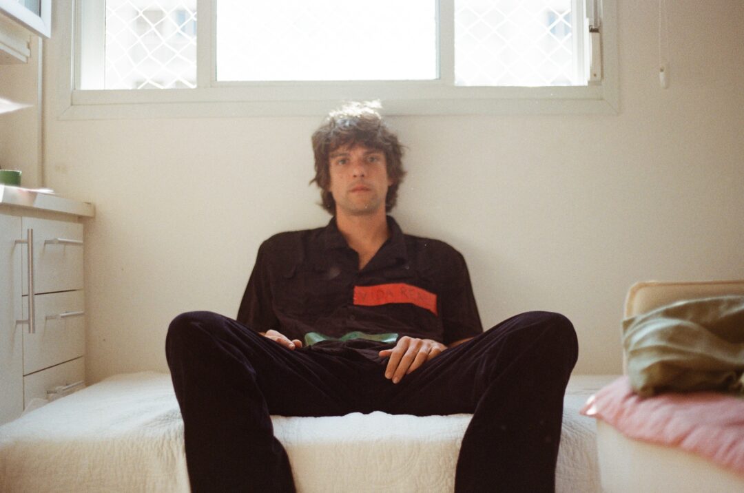 “Fumo”: livro do músico Juliano Costa, leva o leitor para dentro da cabeça de ex-fumante reticente