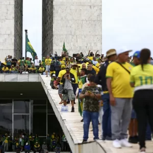 As melhores frases de Psicologia do Bolsonarismo: Por que tantas pessoas se curvam ao mito?