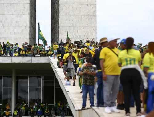 As melhores frases de Psicologia do Bolsonarismo: Por que tantas pessoas se curvam ao mito?