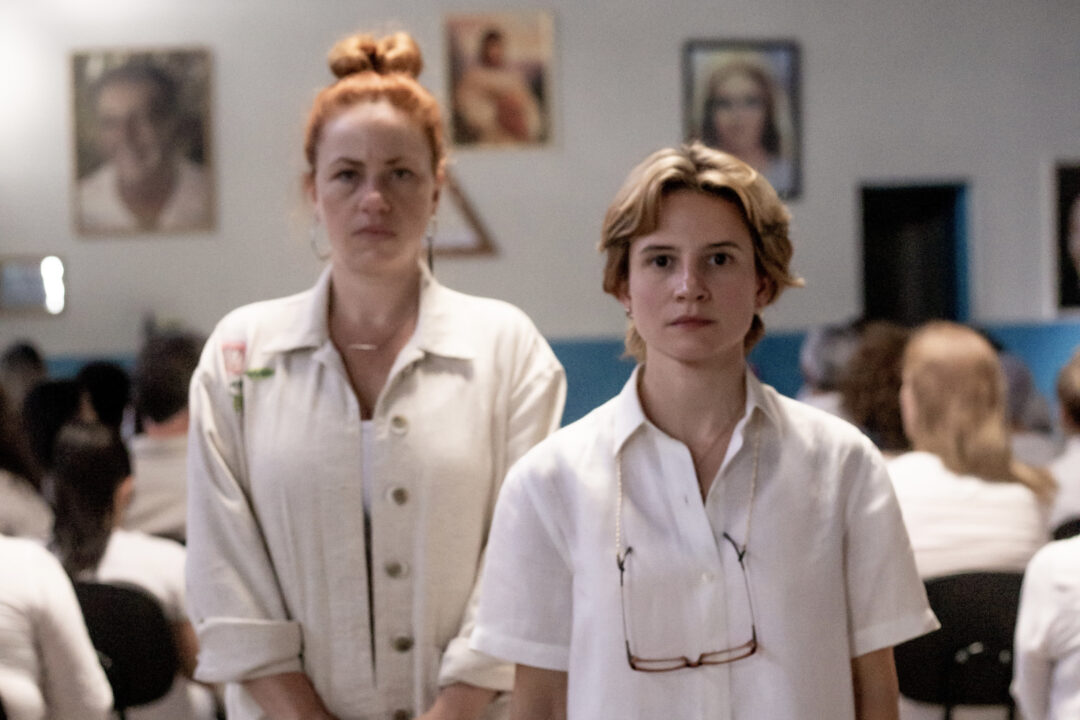 Veja o teaser de "João Sem Deus - A Queda de Abadiânia", com Bianca Comparato, Karine Teles e Marco Nanini