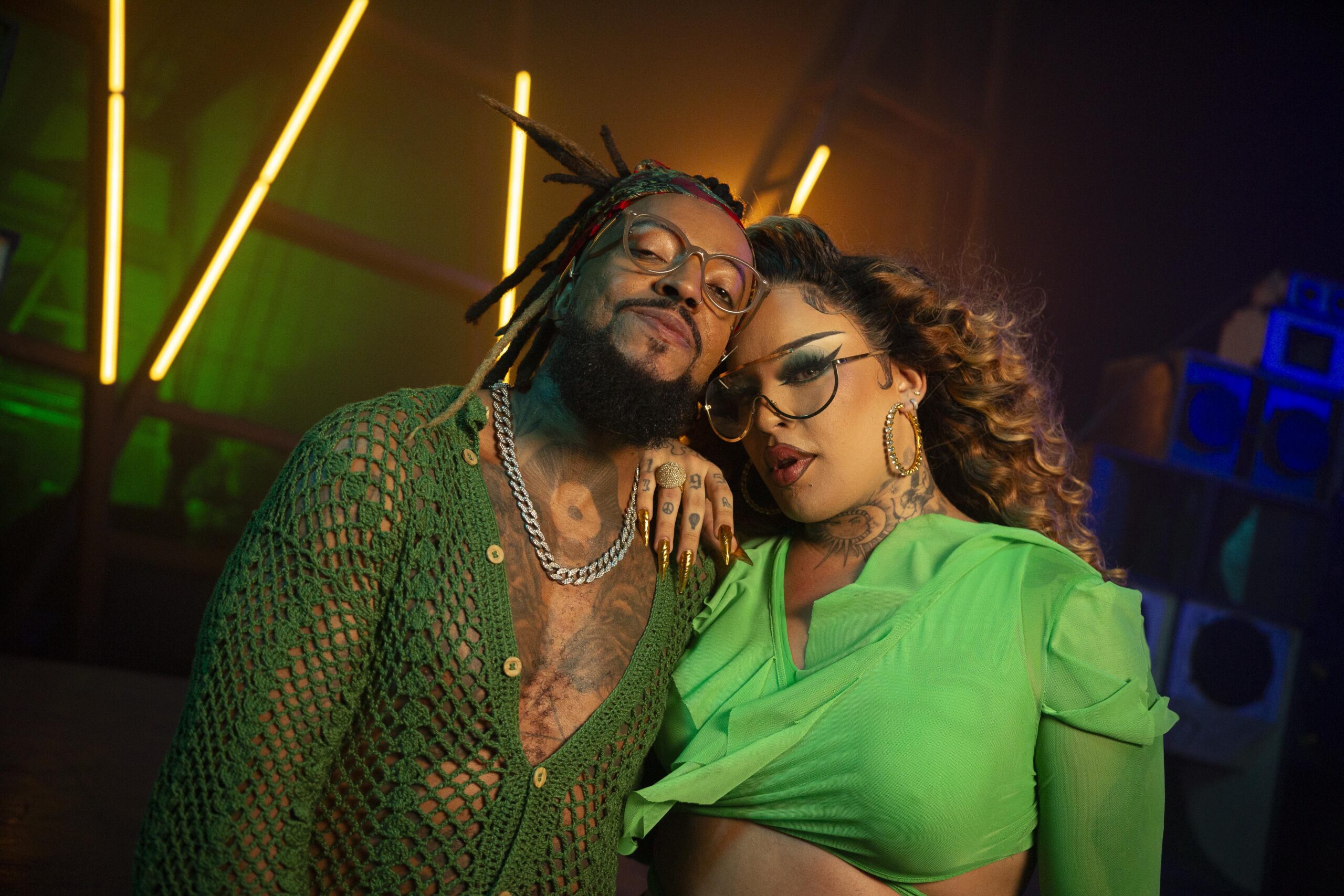 Rael se une a Gloria Groove e Tropkillaz para reverenciar o legado da cultura afro-diaspórica em "Vem Com Tudo", primeiro single de seu novo trabalho