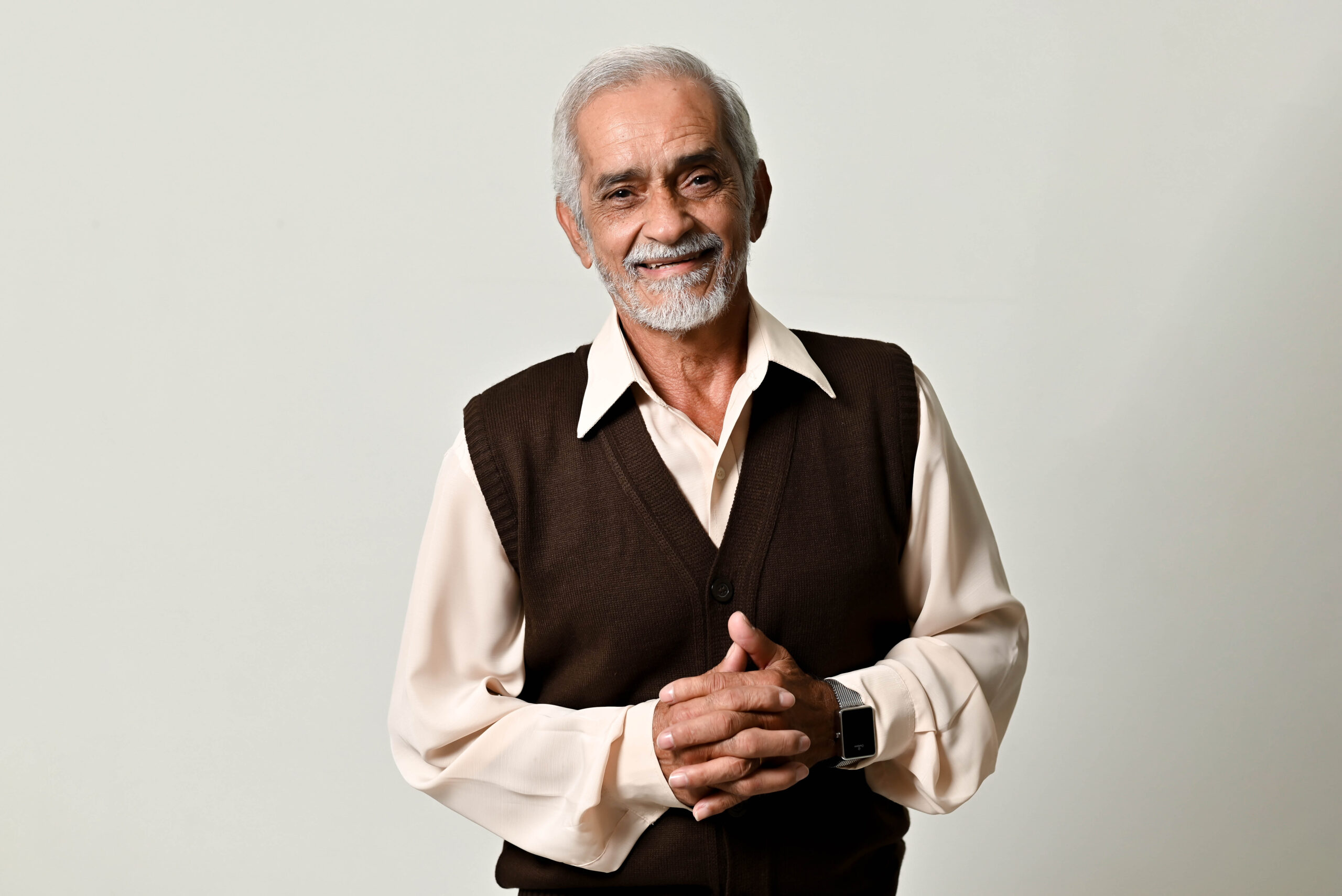 Comerciante realiza sonho após 40 anos e se torna escritor