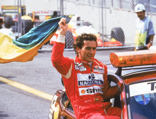 Ayrton Senna, no Safety Car, comemorando a vitória no GP Brasil de F1.