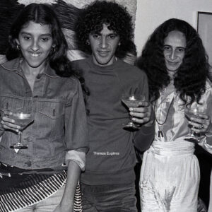 Maio Fotografia no MIS 2024 - Regina Casé, Caetano Veloso e Maria Bethânia (1975), em exposição na série “Encontros”, de Thereza Eugênia, no “Maio Fotografia no MIS 2024”