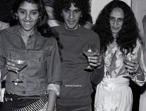Maio Fotografia no MIS 2024 - Regina Casé, Caetano Veloso e Maria Bethânia (1975), em exposição na série “Encontros”, de Thereza Eugênia, no “Maio Fotografia no MIS 2024”