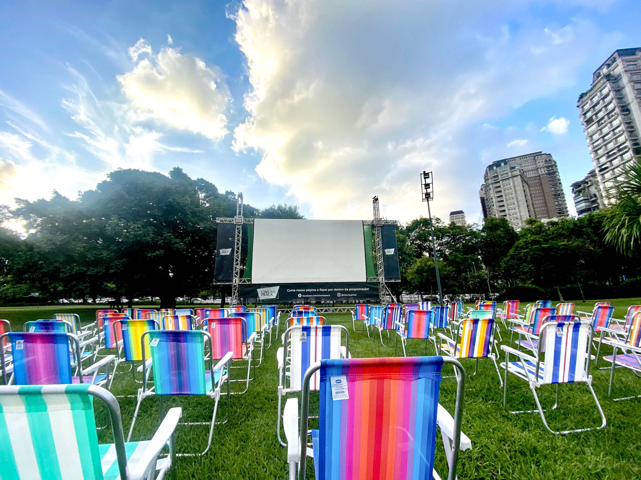 Cine Na Praça