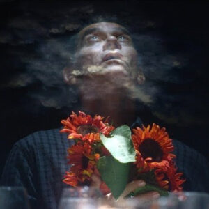 Girassol Vermelho, filme de abertura da Mostra de Cinema de Tiradentes 2025, estreia em 20/03 nos cinemas