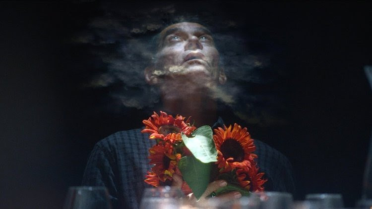 Girassol Vermelho, filme de abertura da Mostra de Cinema de Tiradentes 2025, estreia em 20/03 nos cinemas