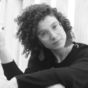 A hora e a vez delas: mulheres escrevem poesia com Suzana Costa Longo